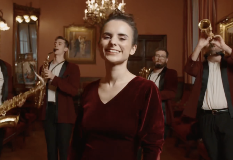 Videoclip concebido para una pieza navideña interpretada por Andrea Motis y el cuarteto de saxos Kebyart, con un enfoque narrativo que combina sensibilidad musical y construcción visual evocadora del imaginario festivo. 3 minutos