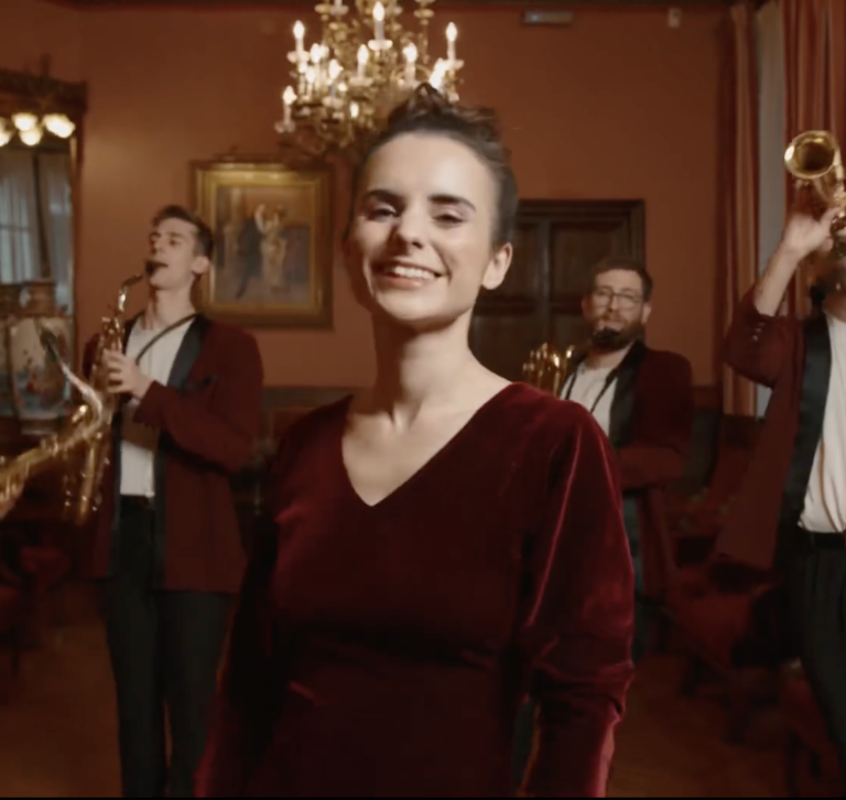 Videoclip concebido para una pieza navideña interpretada por Andrea Motis y el cuarteto de saxos Kebyart, con un enfoque narrativo que combina sensibilidad musical y construcción visual evocadora del imaginario festivo. 3 minutos